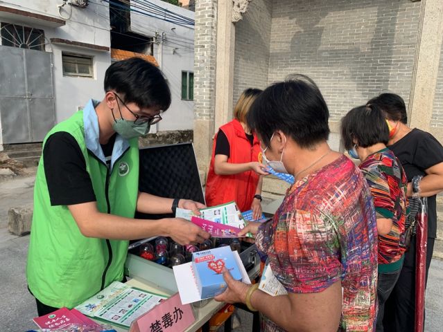 三鄉(xiāng)鎮(zhèn)開展“宣傳禁毒進(jìn)小家，‘無毒’社區(qū)靠大家”活動(dòng)照片3.jpg