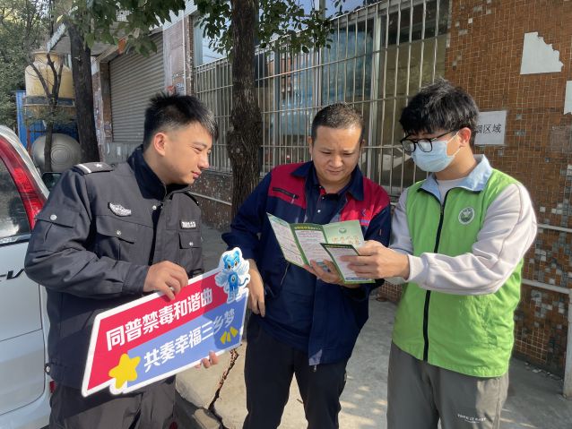 三鄉(xiāng)鎮(zhèn)開展“禁毒宣傳進廠企，夯實禁毒防護墻”活動照片2.JPG